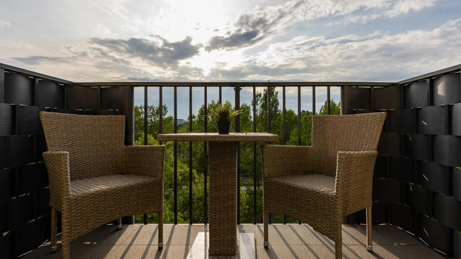 Urban Wings - Airport Apartment With Parking & Balcony By Renters Warschau Polen