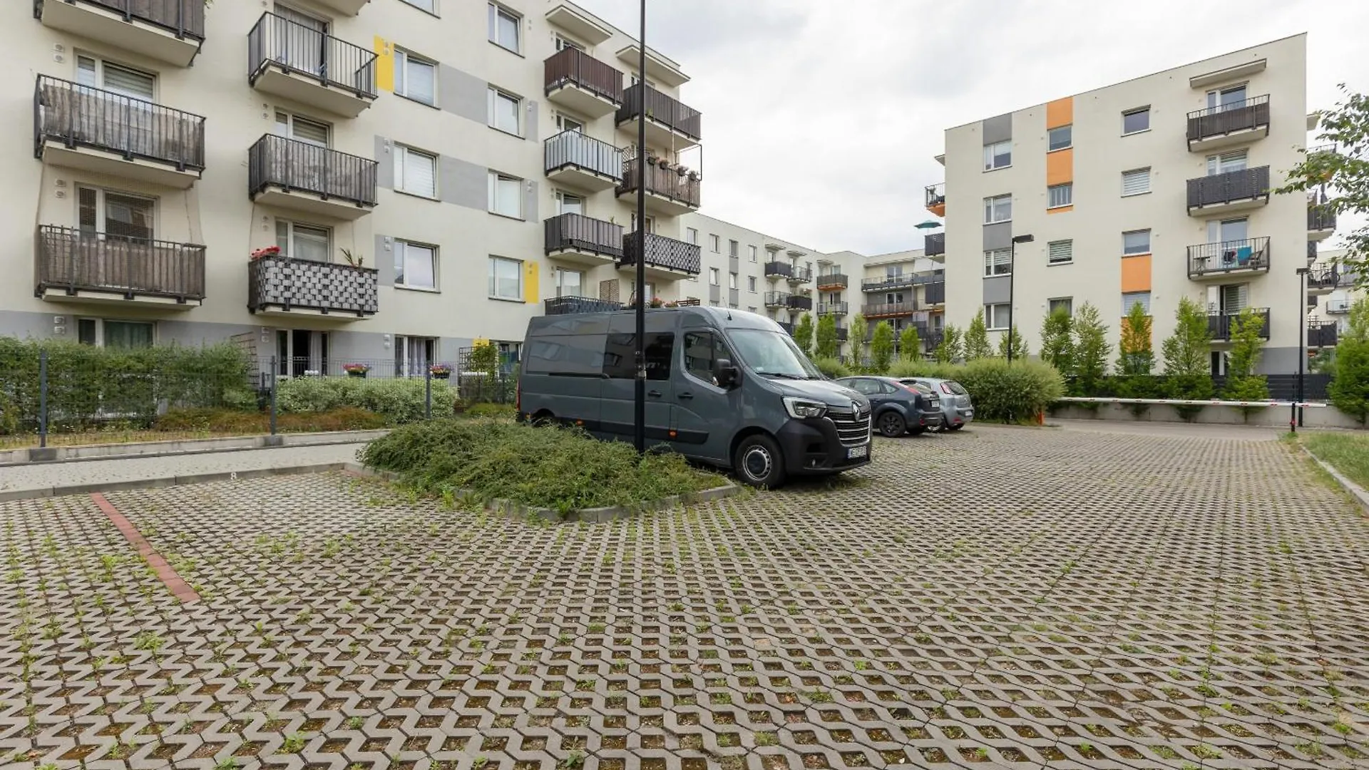 Urban Wings - Airport Apartment With Parking & Balcony By Renters Warschau Polen